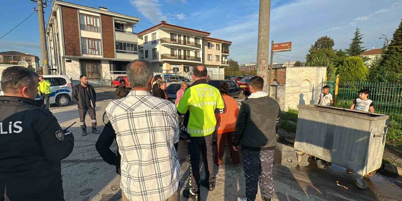 Viraja Sert Girince Otomobile Çarptı, Ortalık Karıştı