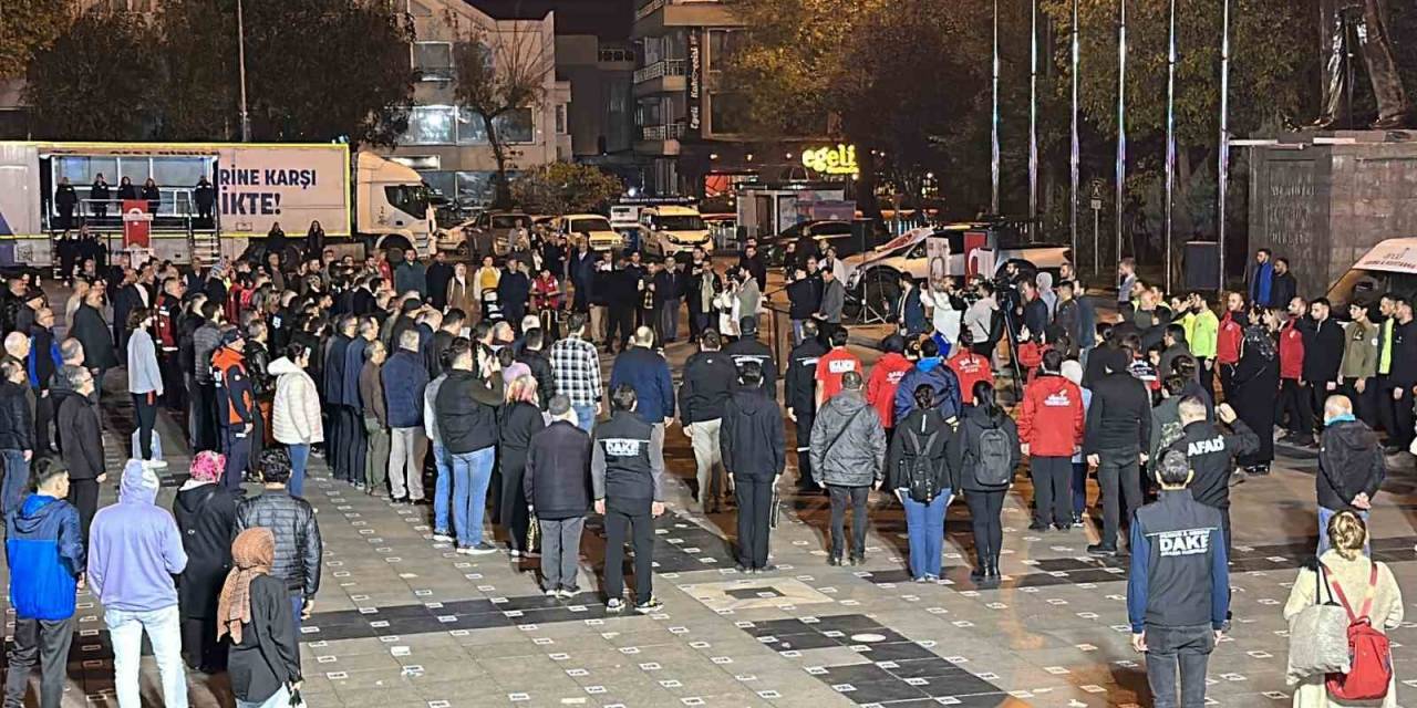 Düzce Depreminde Hayatını Kaybedenler Sirenler Çalınarak Anıldı