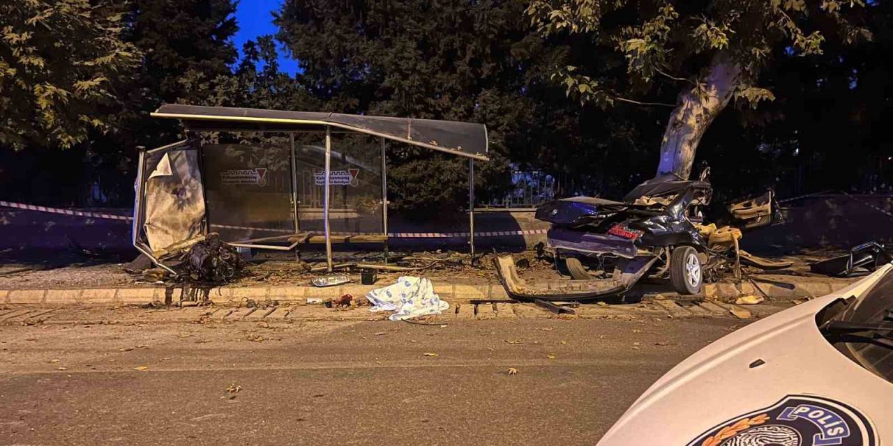 Ağaca Çarpıp İkiye Bölünen Otomobilin Sürücüsü Öldü