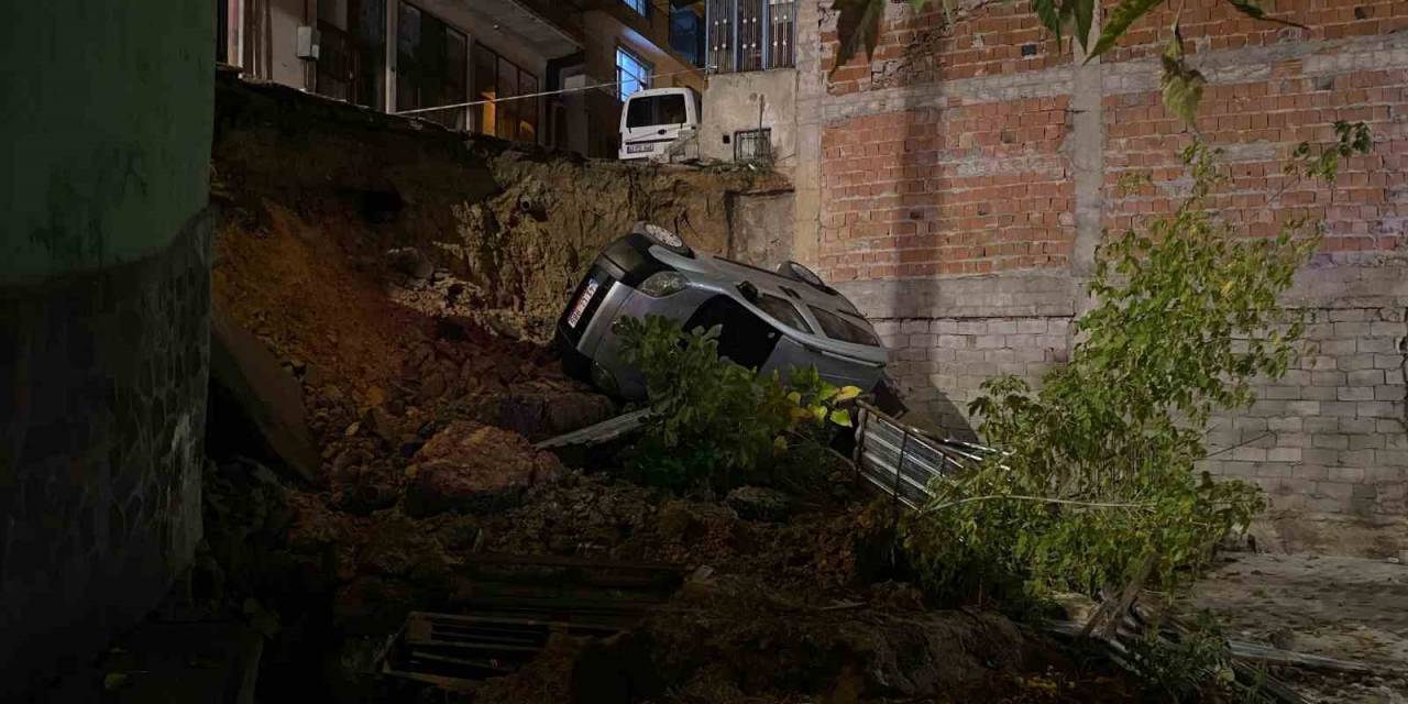 Kocaeli’de Yol Çöktü, Araç İnşaat Temeline Yuvarlandı