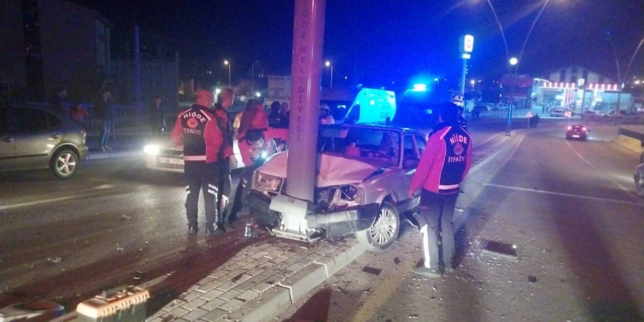 Niğde’de Otomobil Elektrik Direğine Çaptı: 3 Yaralı