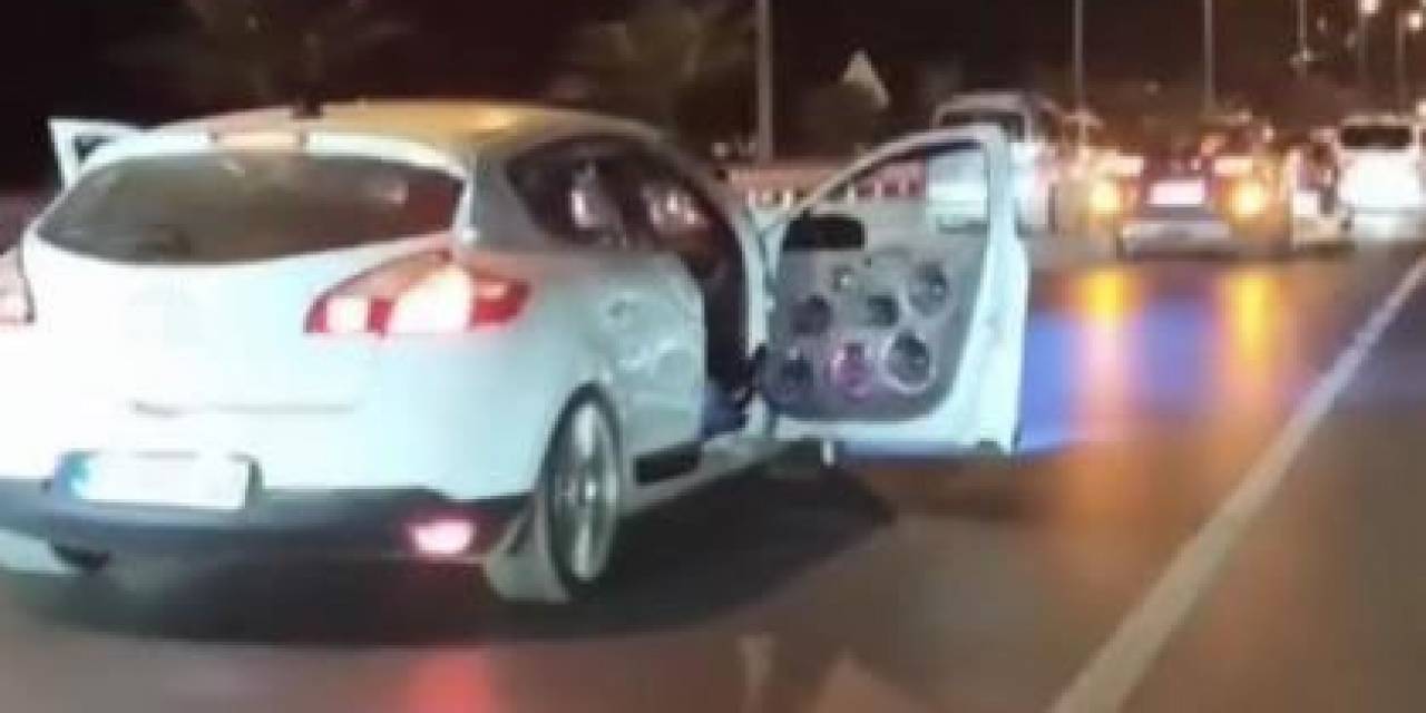 Diskoya Çevirdiği Aracıyla Kapıları Açık Seyretti, O Anları Pahalıya Patladı