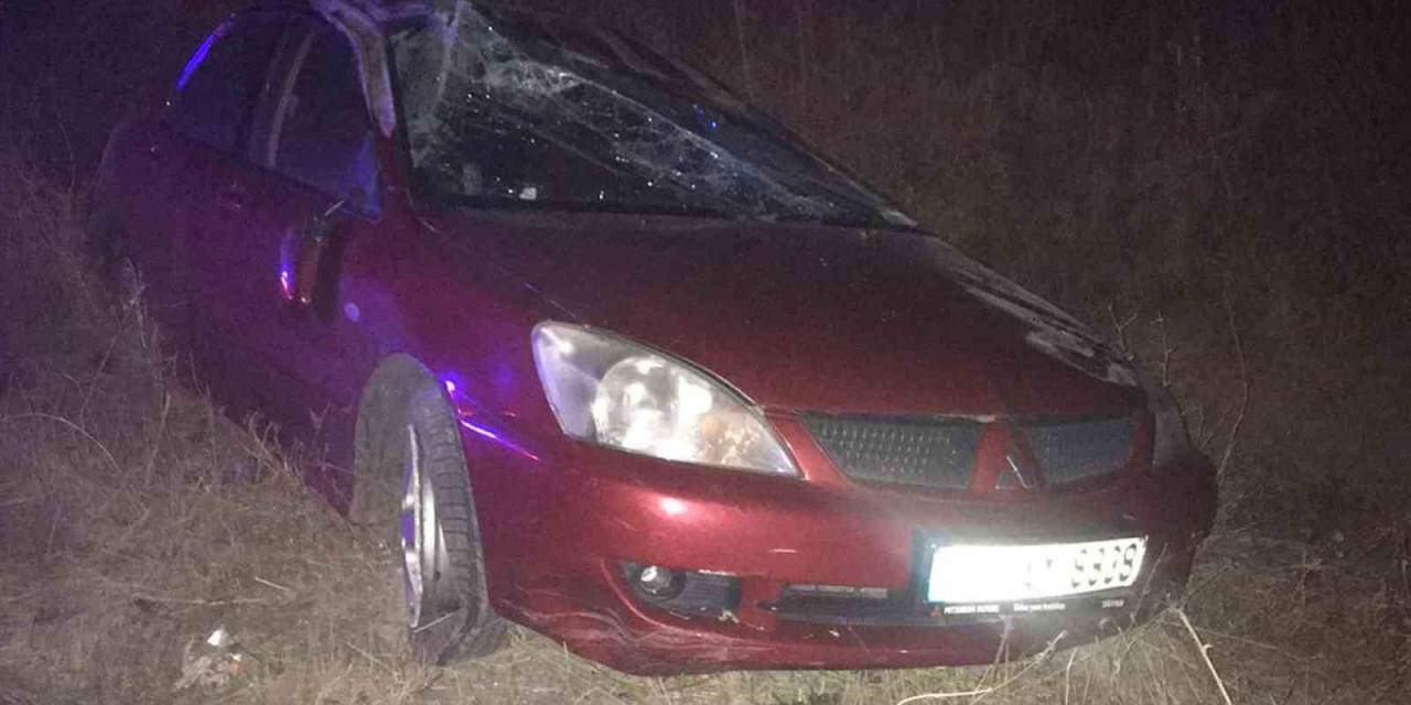 Otomobil Şarampole Devrildi: 2 Yaralı