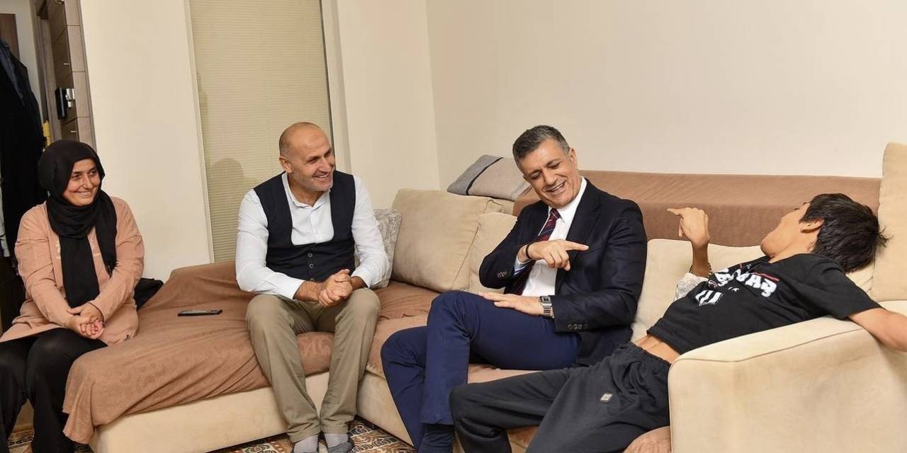 Esenyurt Belediyesi, Serebral Palsi Hastası Gencin Ayaklarıyla Yazdığı Kitabın Basımını Üstlendi