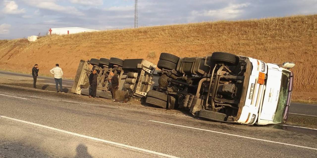 Siirt’te Akaryakıt Taşıyan Tır Devrildi: 1 Yaralı