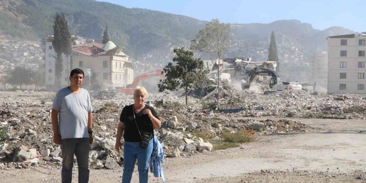 Depremzedeler 9 Aydır Haber Alamadıkları Yakınlarını Umutla Bekliyor