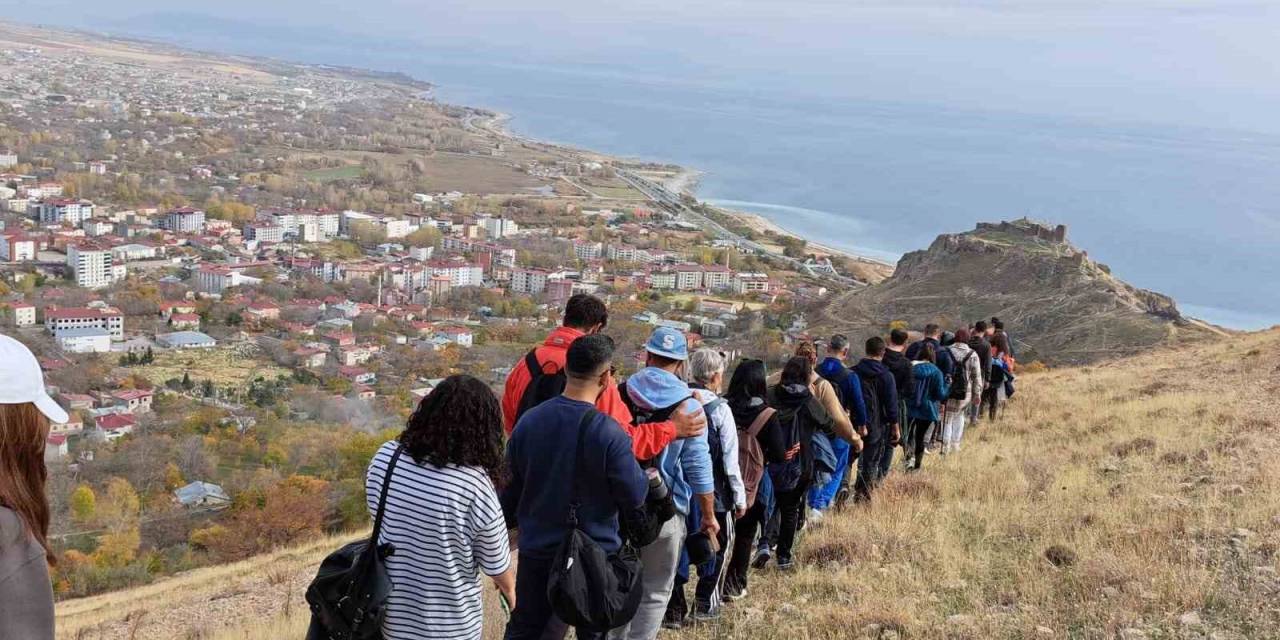 Van Gölü Aktivistleri Derneği Üyeleri Adilcevaz’daki Tarihi Yerleri Gezdi