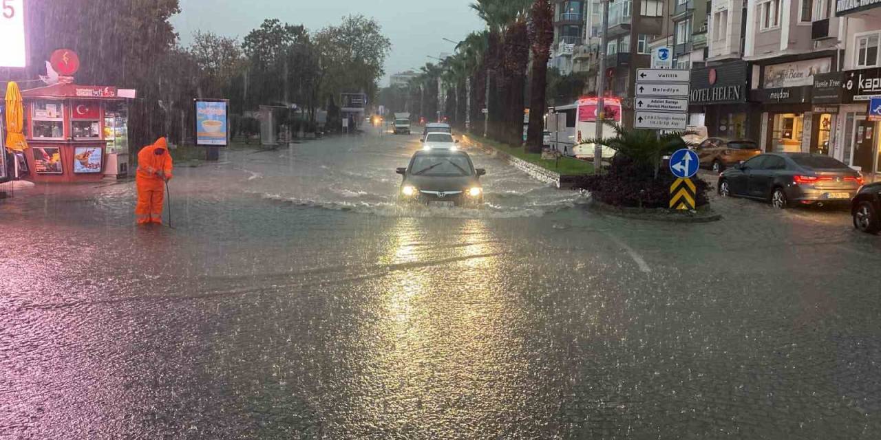 Çanakkale’de Cadde Ve Sokaklar Göle Döndü