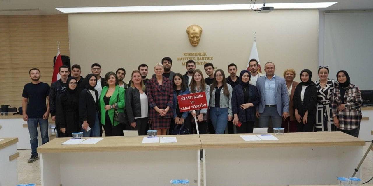 Öğrenciler Belediye Meclisine Davet Edildi