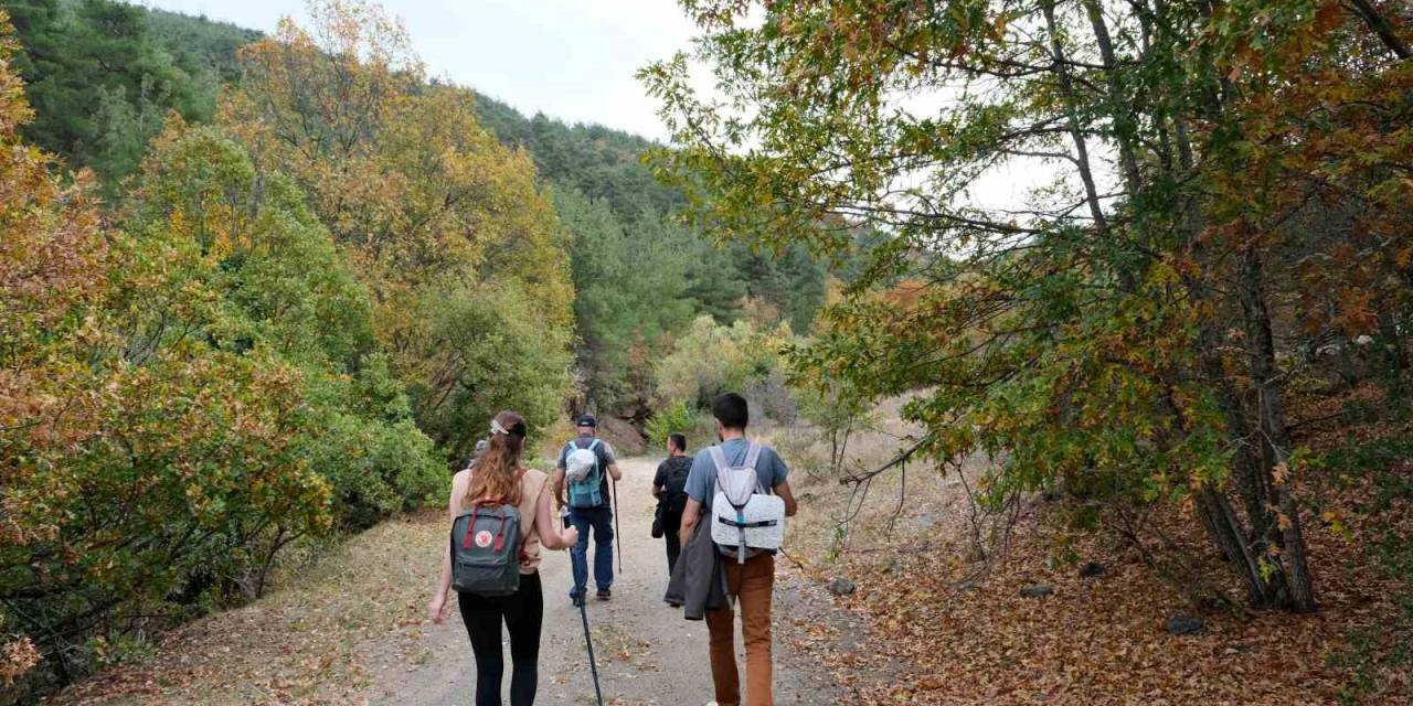 Eskişehirli Ekip Sonbahar Manzarası Eşliğinde 18 Kilometre Yürüdü