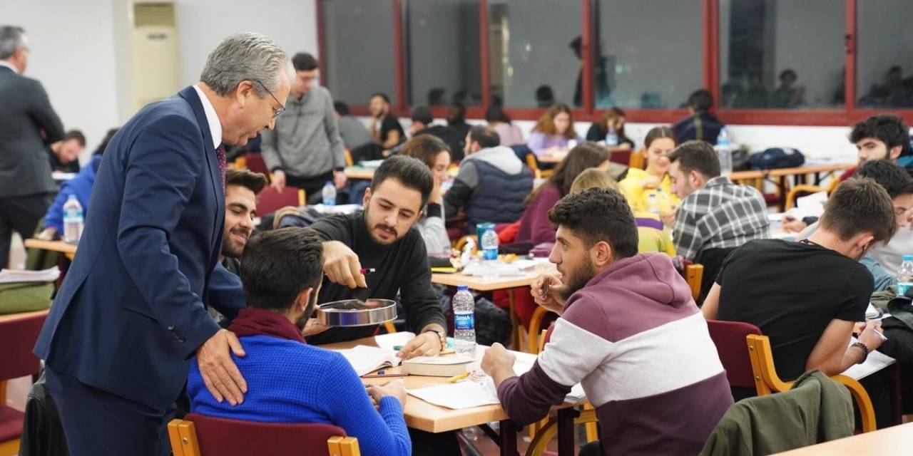 Eü Merkez Kütüphanesi Öğrenciler İçin Sosyal Yaşam Alanına Dönüştü