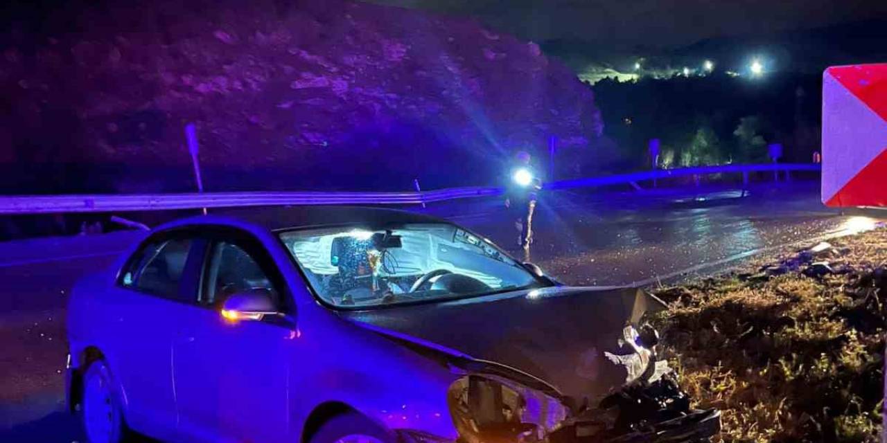 Bariyere Çarpıp Hurdaya Dönen Otomobilde 5 Kişi Yaralandı