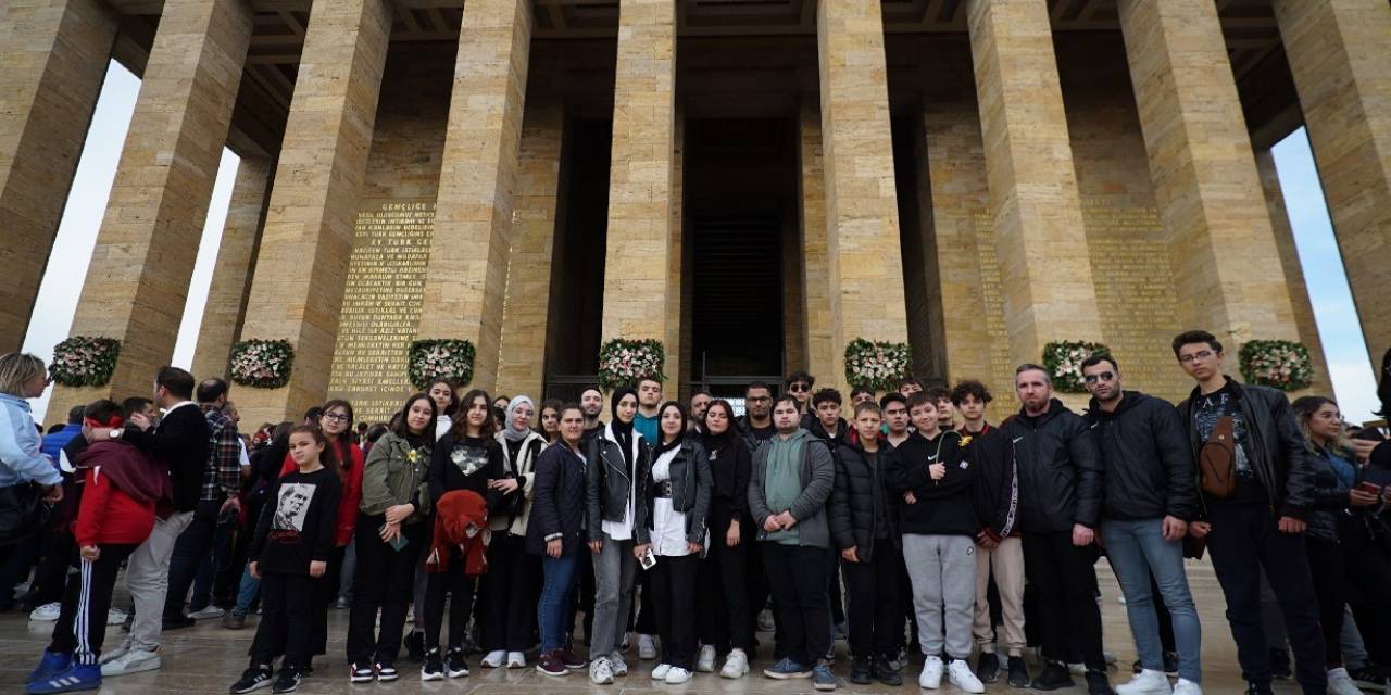 Küçükçekmeceli 100 Genç Anıtkabir’i Ziyaret Etti