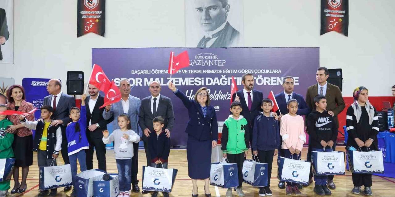 Gaziantep’te 3 Bin 500 Başarılı Öğrenciye Spor Seti Dağıtıldı