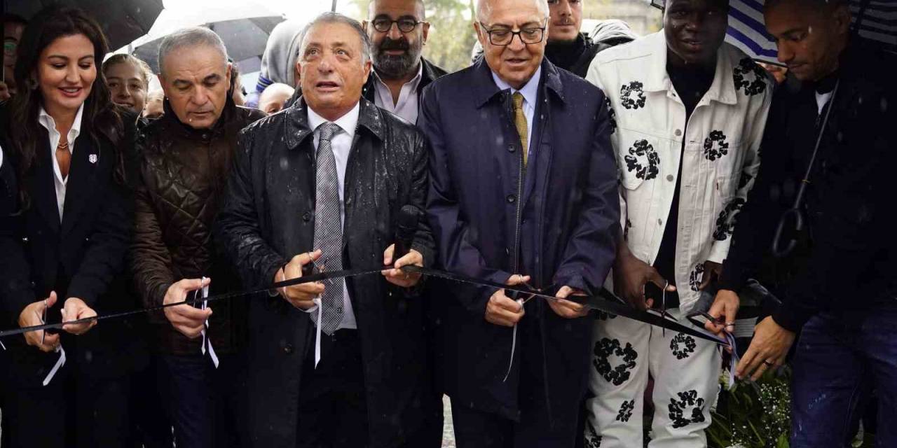 Ahmet Nur Çebi: "Amblemimizi Simgeleyen Heykelimiz, Camiamıza Hayırlı Uğurlu Olsun"