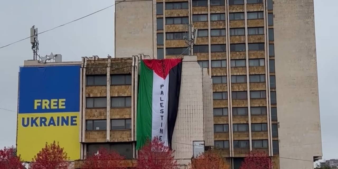 Kosova’nın Tarihi Oteline Dev Özgür Filistin Bayrağı Asıldı