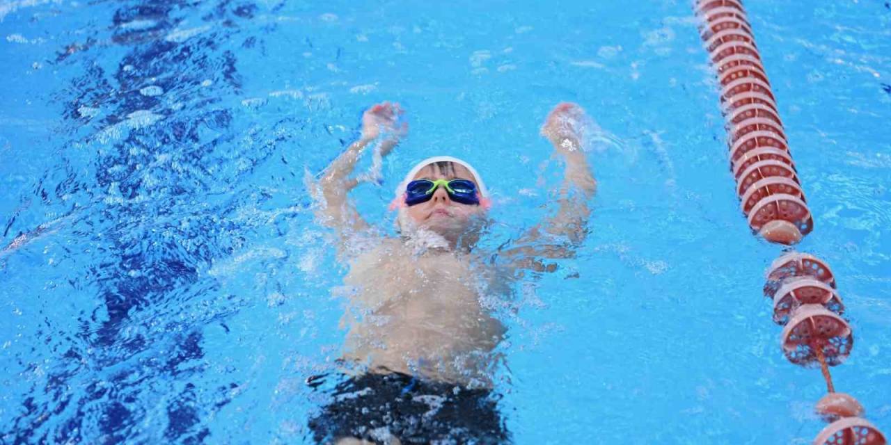 Minik Yüzücüler Kulaçlarını Atatürk’ü Anmak İçin Attı