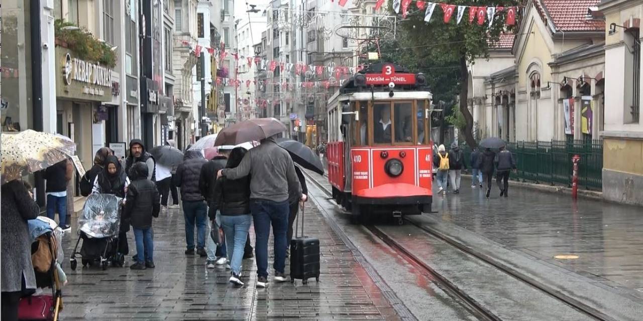 Taksim’de Sağanak Yağış Etkili Oldu