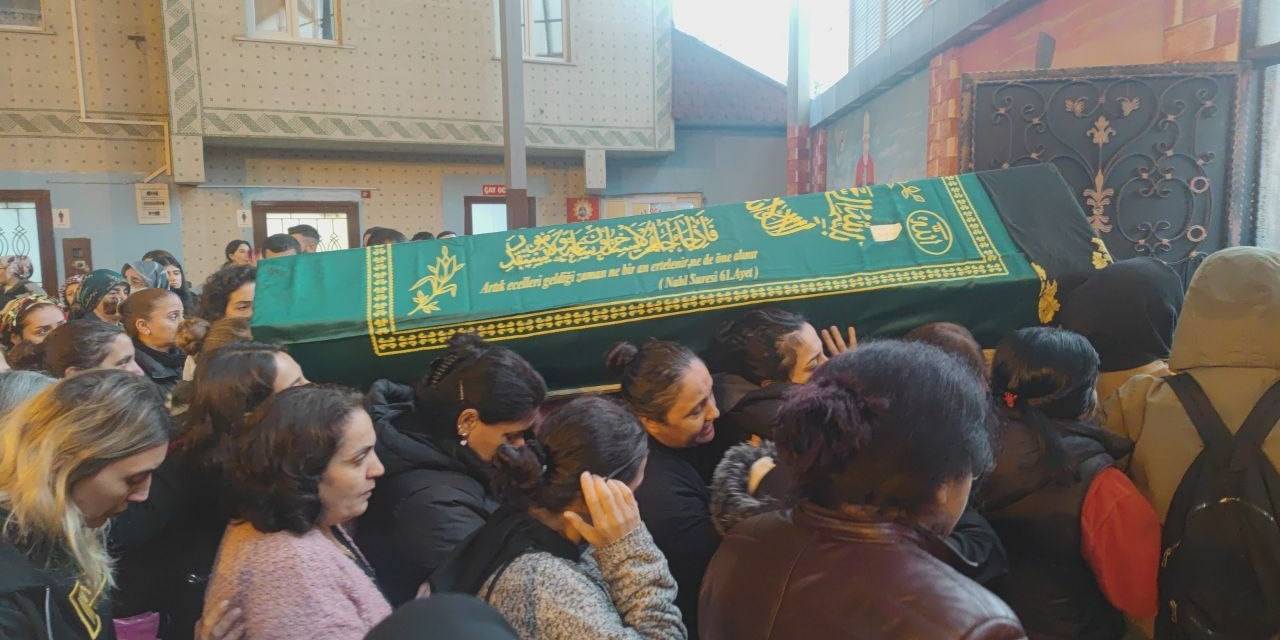 Sultangazi’de Çıkan Kıyafet Tartışmasında Eski Eşi Tarafından Öldürülen Kadın Son Yolculuğuna Uğurlandı