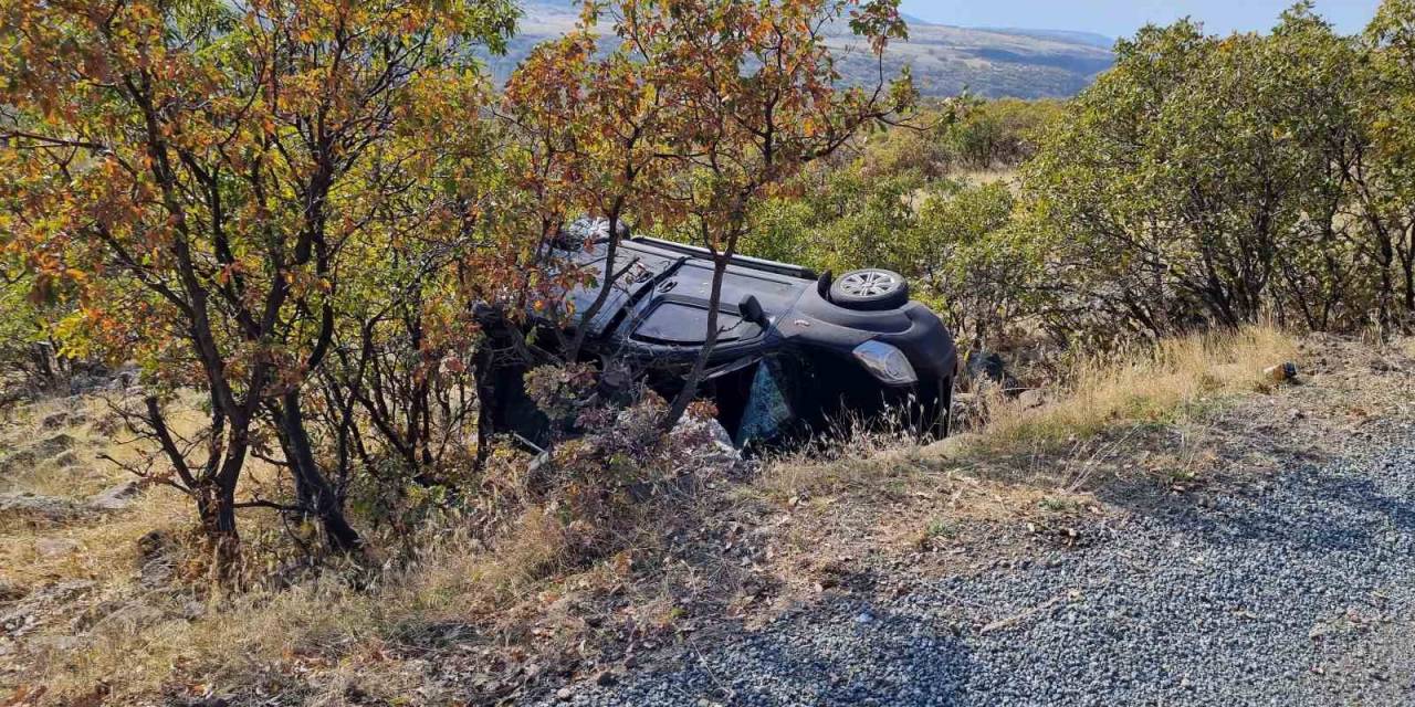 Elazığ’da Hafif Ticari Araç Şarampole Yuvarlandı: 3 Yaralı