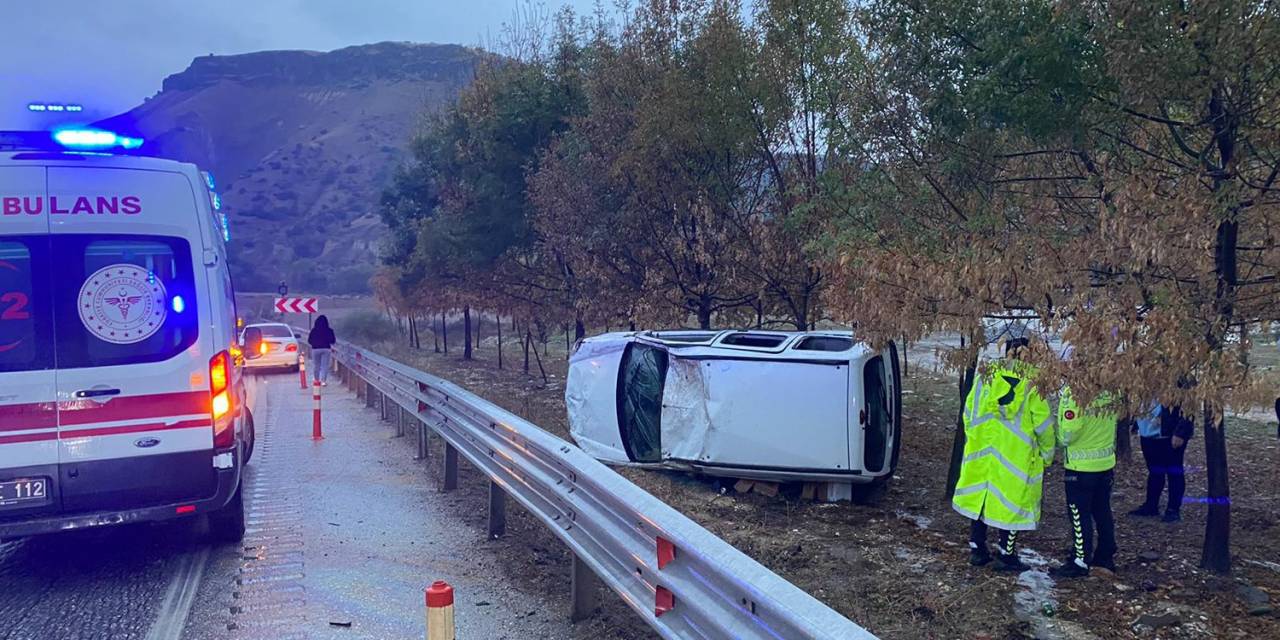 Manisa’da Bariyerlere Çarpan Araç Yan Yattı: 1 Yaralı