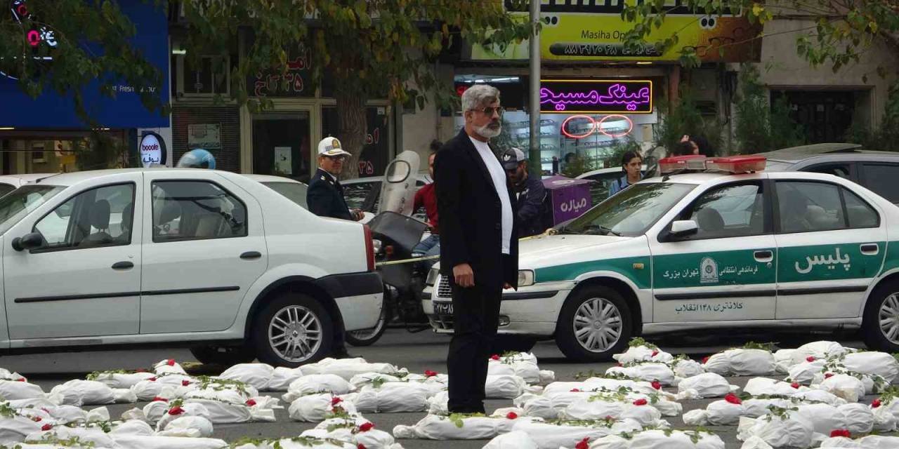 İsrail Saldırılarında Hayatlarını Kaybeden Filistinli Çocukların Sembolik Cenazeleri İran’da Meydana Dizildi