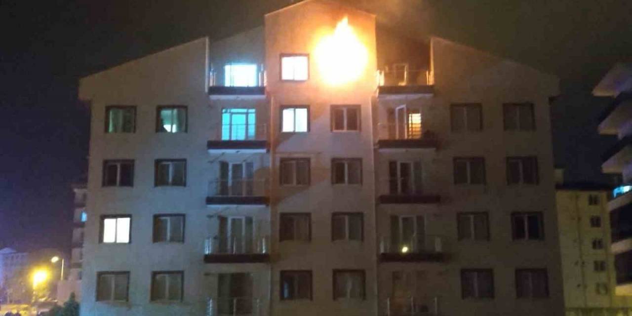 Elektrikli Şofbenden Çıkan Yangında Daire Alevlere Teslim Oldu