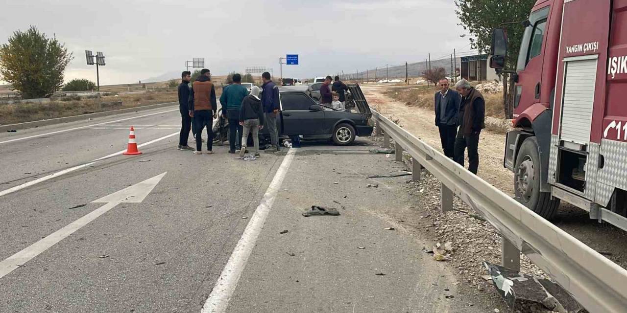 Afyonkarahisar’da İki Otomobil Çarpıştı: 1 Ölü, 4 Yaralı