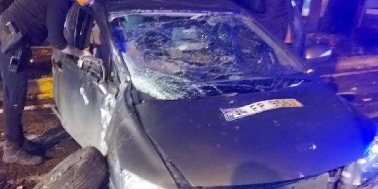 Kontrolden Çıkan Otomobil Ağaca Çarptı: 3 Yaralı