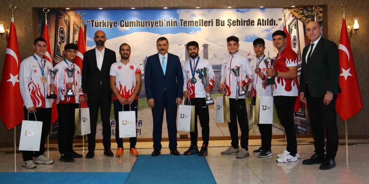 Vali Çiftçi Şampiyonları Kabul Etti