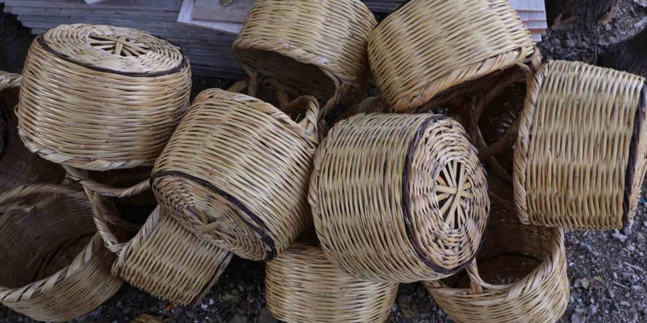 Nehir Kenarından Topladıkları Kamışlar Depremzede Ailenin Geçim Kaynağı Oldu