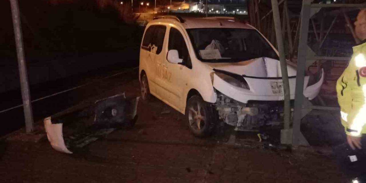 Yoldan Çıkan Hafif Ticari Araç, Spor Tesislerinin İçerisine Uçtu: 1 Yaralı