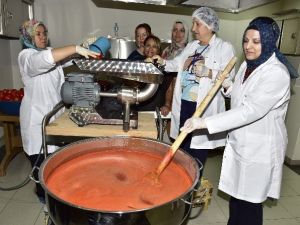 Yıldırımlı Kadınlar Salçalarını Belediyede Yapıyor