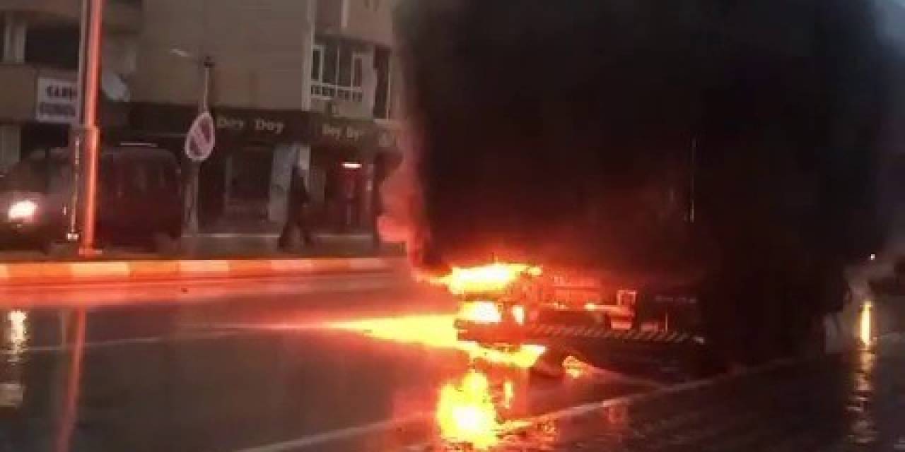 Tırın Dorsesi Yandı, O Anlar Cep Telefonu Kamerasına Yansıdı