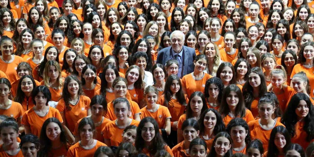 İlber Ortaylı, Eczacıbaşı Geleceğe Smaç 15. Gelişim Turnuvası’nda Geleceğin Voleybolcularıyla Bir Araya Geldi