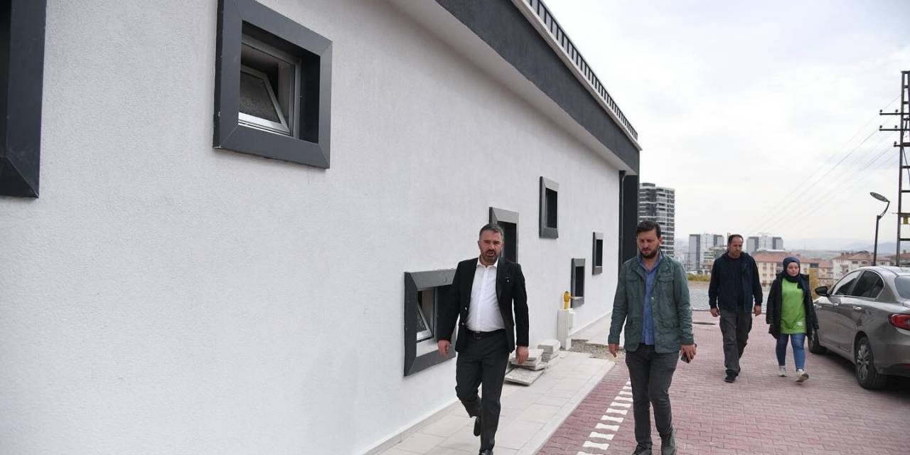 Pursaklar Belediye Başkanı Çetin, Yapımı Devam Eden Spor Salonunda İncelemelerde Bulundu