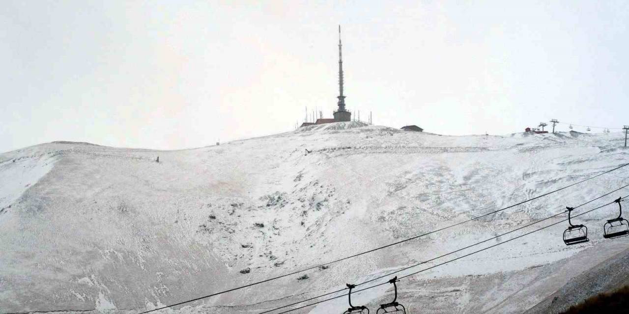 Palandöken’in Zirvesi Beyaza Büründü