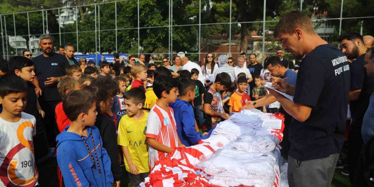 Antalya Büyükşehir Futbol Akademisi Başladı