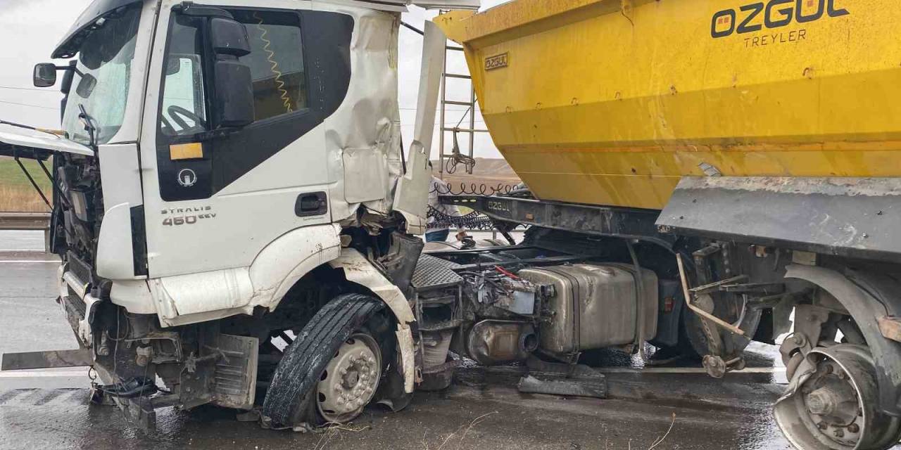 Kaza Yapan Kamyona Çarpmamak İçin Yavaşlayan Araca, Başka Bir Araç Çarptı