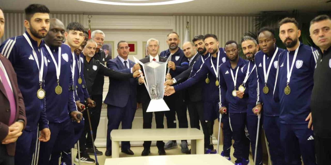 Şampiyon Şahinbey Ampute’den, Başkan Tahmazoğlu’na Kupa Sürprizi
