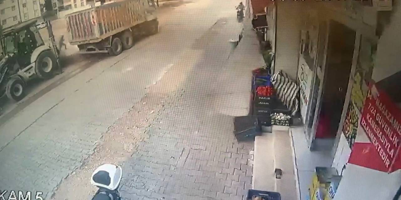 Kepçe Operatörü Doğalgaz Hattını Deldi, Panik Anları Kameraya Yansıdı