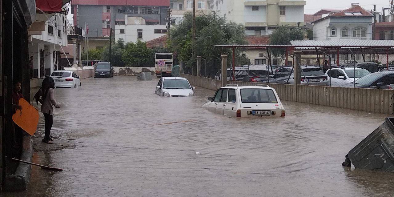 Silifke’de Yağış Yolları Göle Çevirdi, Araçlar Suya Gömüldü