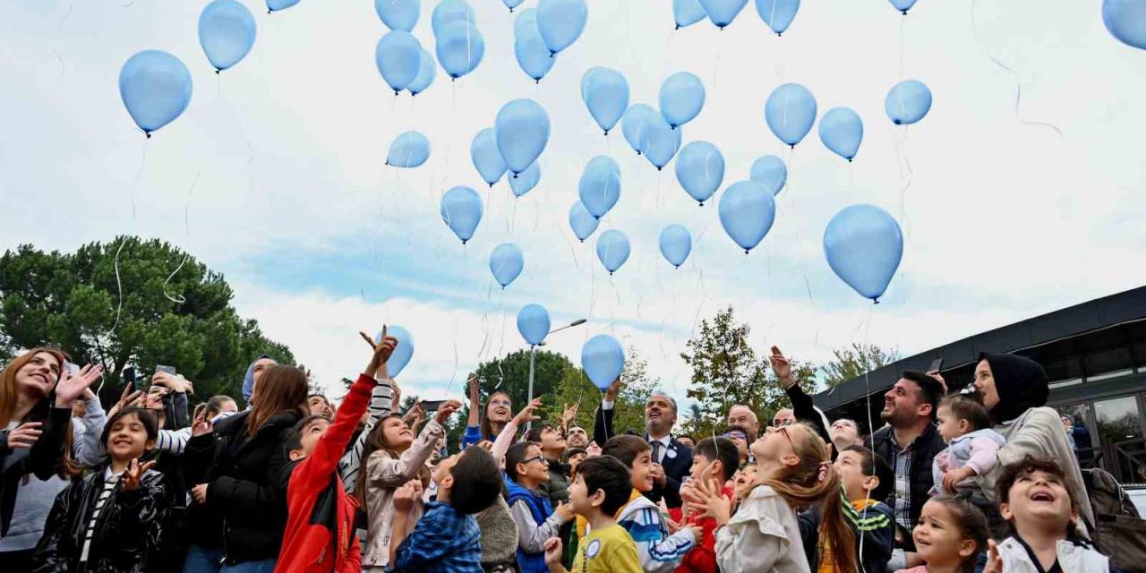 Mavi Balonlar Filistinli Çocuklar İçin Gökyüzüne Bırakıldı