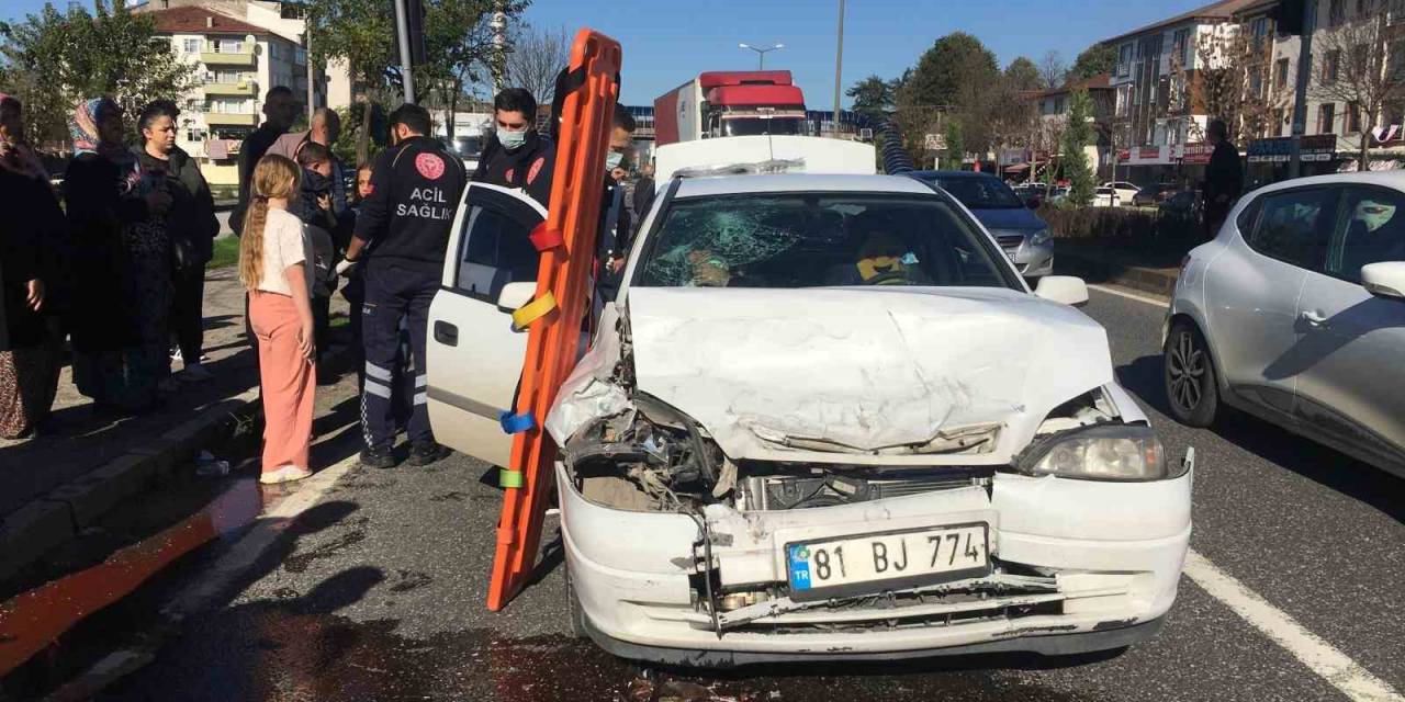 Ani Fren Yapan Cipe Otomobil Çarptı: 4’ü Çocuk 8 Yaralı
