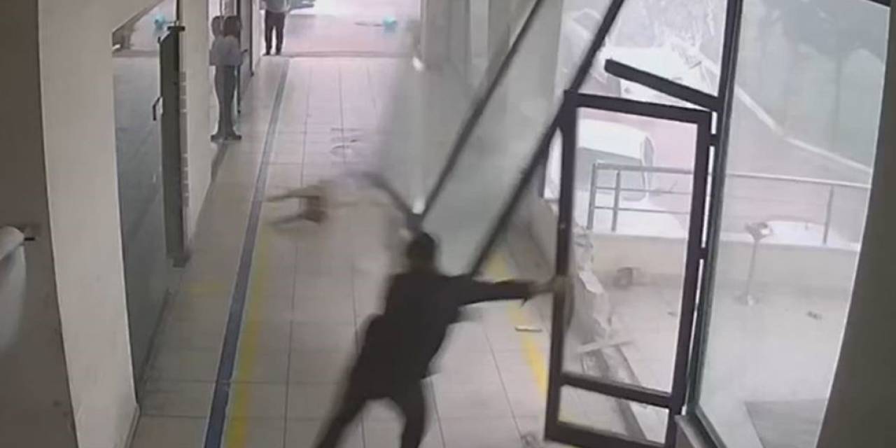 Küçükçekmece’de Fırtına İş Yerinin Kapsını Yerinden Söktü