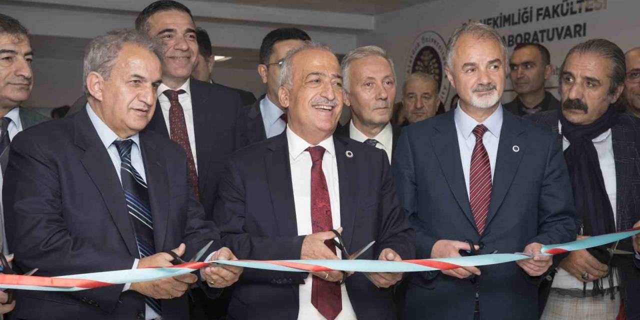 Rektör Çomaklı, Diş Hekimliği Fakültesi Ar-ge Laboratuvarının Açılışı Yaptı