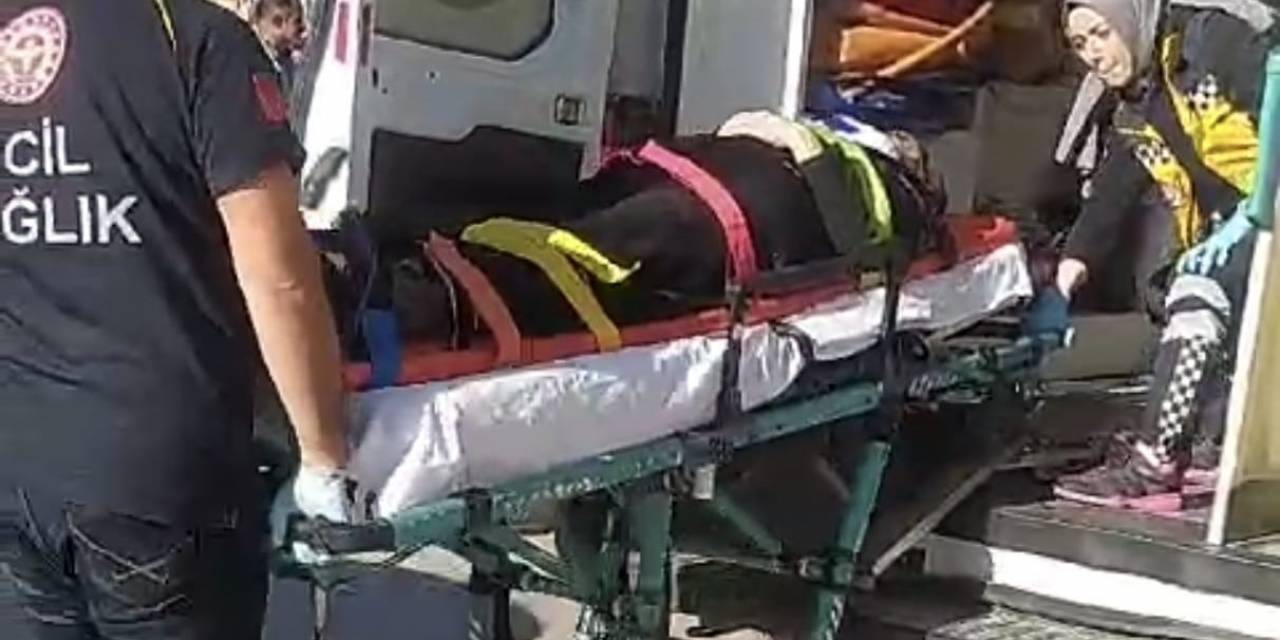 Yaralı Eşinin Elini Hiç Bırakmadı