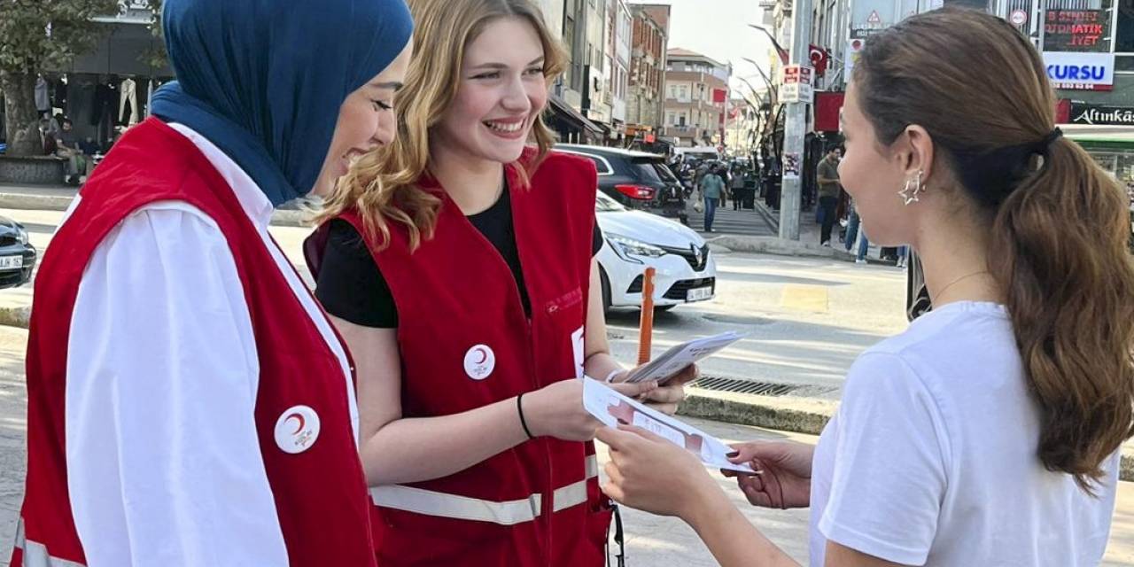 Kan Bağışı Bilinci Oluşturmak İçin Sahadaydılar