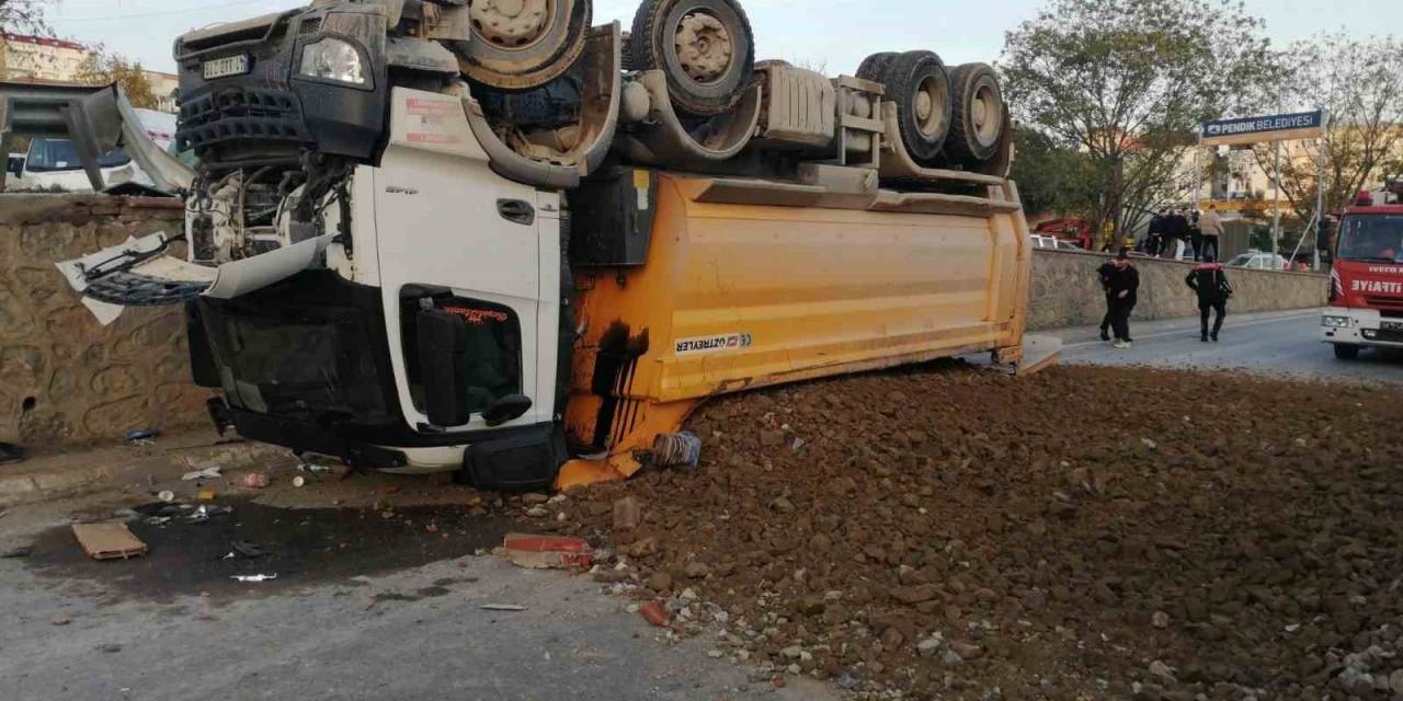 Pendik’te Hafriyat Kamyonu Bariyerleri Aşıp Yola Devrildi: 1 Yaralı