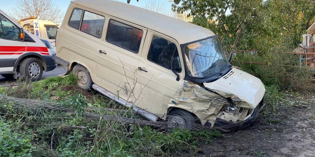 Otomobil İle Çarpışan Minibüs Evin Bahçesine Girdi: 1 Yaralı